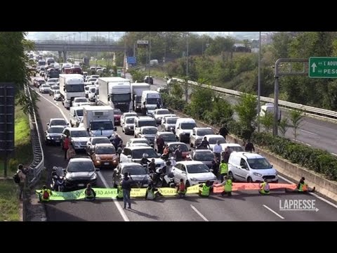 Roma: nuovo blocco degli attivisti di Ultima Generazione sul Gra, traffico in tilt