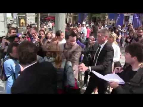 Keanu Reeves a bit too much overwhelmed by the crowd in Paris !!!