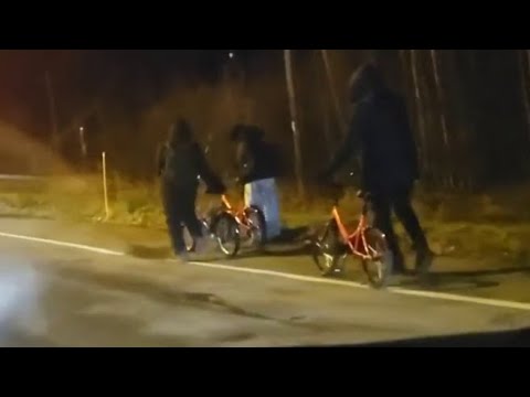 I migranti arrivano in bici al confine tra Russia e Finlandia per chiedere asilo nel territorio...