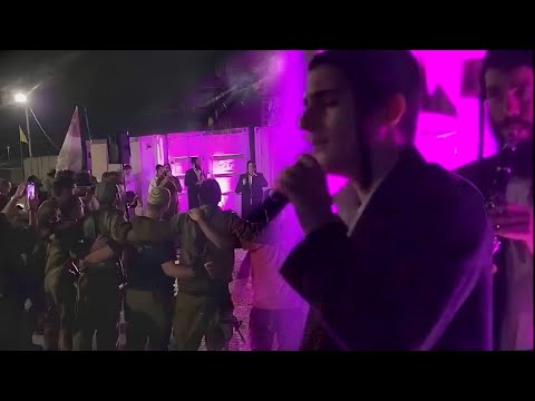 MOTTY STEINMETZ - with IDF soldiers at the base 🌟✨ | מוטי שטיינמץ - מרגש את החיילים בשירה וריקודים