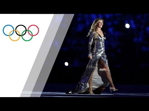 Gisele B&amp;uuml;ndchen&amp;acute;s catwalk at the Rio 2016 Olympics Opening Ceremony