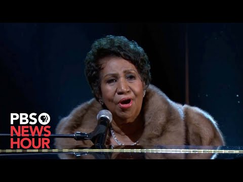 WATCH: Aretha Franklin sings &quot;(You Make Me Feel Like) A Natural Woman&quot;