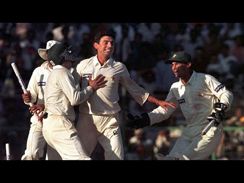 Saqlain Mushtaq all 10 wickets vs India | MAGICAL BOWLING | 1st Test 1999 | CROWD STUNNED!!