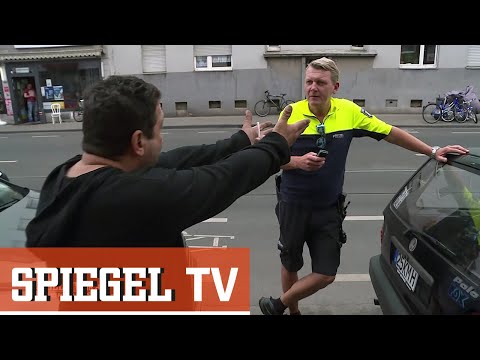 Schuldeneintreiber treffen Fahrrad-Cop (1/2): Der VW Polo | SPIEGEL TV