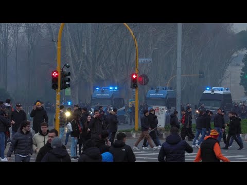 Lazio-Roma, arrivo del bus dei giallorossi : l'ingente dispiegamento di forze dell'ordine