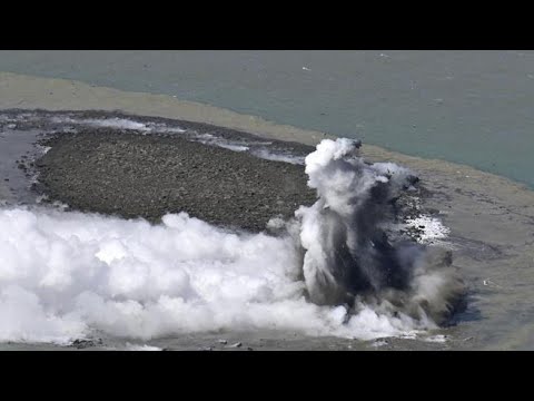 In Giappone un&amp;rsquo;eruzione vulcanica fa nascere una nuova isola: il video