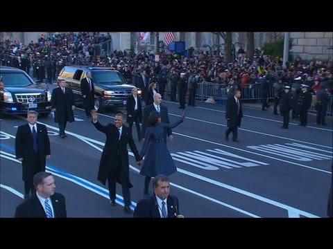 Investiture : Barack et Michelle Obama sortent de voiture pour saluer la foule - 21/01