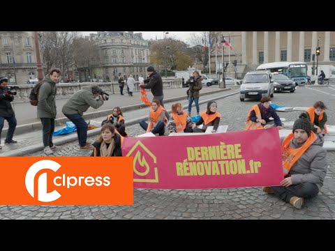 Blocage devant l'Assembl&eacute;e Nationale par &quot;Derni&egrave;re R&eacute;novation&quot; (7 d&eacute;cembre 2023, Paris, France)