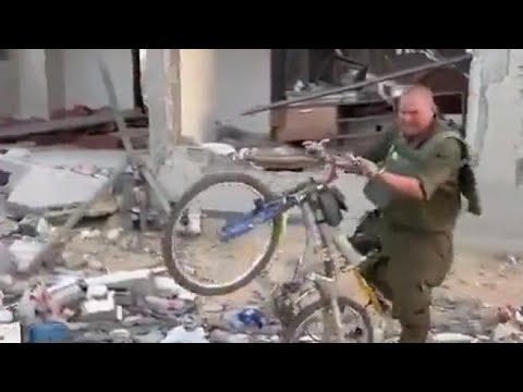 Soldati israeliani ridono sulle bici dei bambini di Gaza, il video indigna il Web