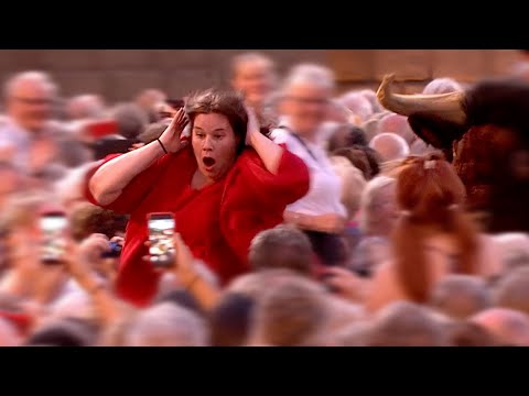 Shocking: Bull attacks woman at concert! &mdash; (Andr&eacute; Rieu - Espa&ntilde;a Cani)