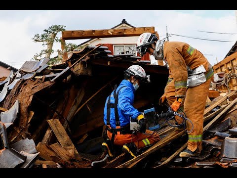 Japan races to rescue trapped quake victims | REUTERS