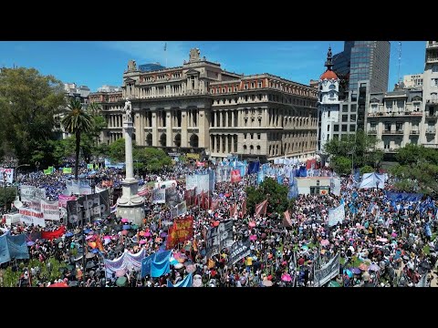 Sindicatos protestam contra o decreto de Milei na Argentina | AFP