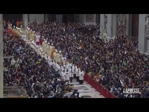 Vaticano, il Papa: &laquo;Rimettere Dio al centro, no a ideologia ecclesiale&raquo;