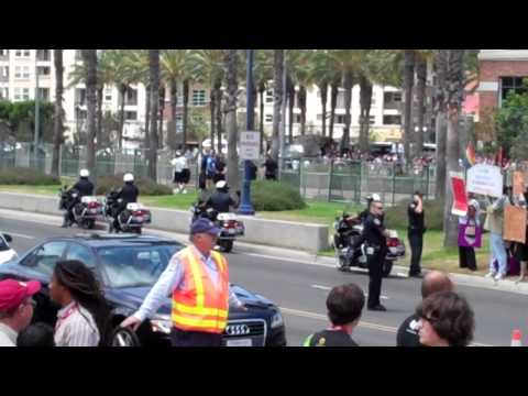 Comic-Con protesters get owned by Comic-Con fans