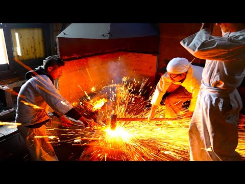 Fantastic process of making Japanese swords by Japanese sword masters and apprentices .