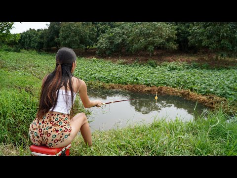 Girl Fishing | She was dragged into the lake by the Giant Fish