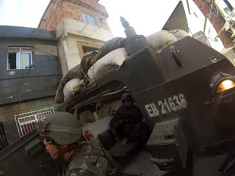 MOMENTO QUE SOLDADO DO EX&Eacute;RCITO &Eacute; ATINGIDO COM TIRO NO CAPACETE -- FOR&Ccedil;A DE PACIFICA&Ccedil;&Atilde;O NA MARE-RJ