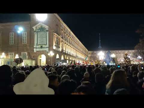 Thousands of people sing Bella Ciao in Turin, Italy (Sardine)