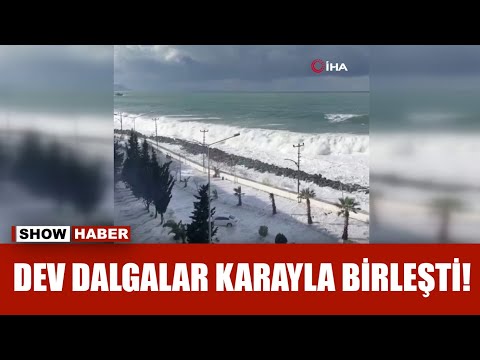 Giresun&amp;rsquo;un Tirebolu il&amp;ccedil;esinde fırtına sonrası deniz taştı, il&amp;ccedil;e merkezini su bastı