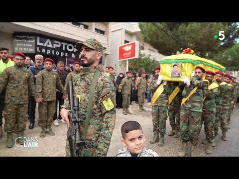 Les combattants du Hezbollah pr&ecirc;ts pour la guerre contre Isra&euml;l - Reportage #cdanslair 28.10.2023