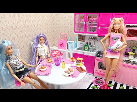 🥐 Barbie and her friends empty the shopping and prepare desserts 🥞 | The Fashion Dolls