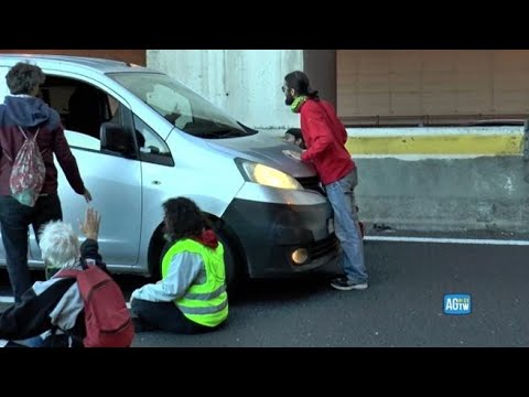 Roma, nuovo blocco stradale di Ultima Generazione: automobilisti inferociti sul Gra altezza...