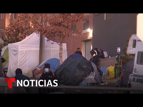 Autoridades reubican a migrantes que viv&iacute;an en un campamento en el centro de Denver