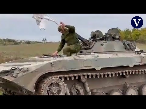 Un tanque ruso con una bandera blanca se rinde ante los soldados ucranianos