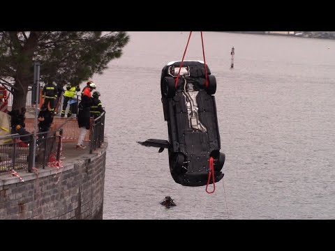 COMO AUTO NEL LAGO ARRIVO SOMMOZZATORI + RECUPERO AUTO CON SOMMOZZATORI VICENZA+AUTOGRU' VVF VARESE