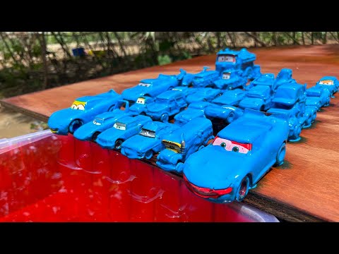 Clean up muddy minicars &amp; disney car convoys! Play in the garden