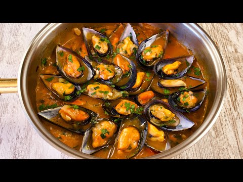 The fisherman's wife gives me the recipe for mussels a la marinera.