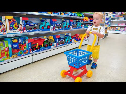 Little Chris fait semblant de jouer avec des jouets - meilleures vid&eacute;os avec son petit fr&egrave;re