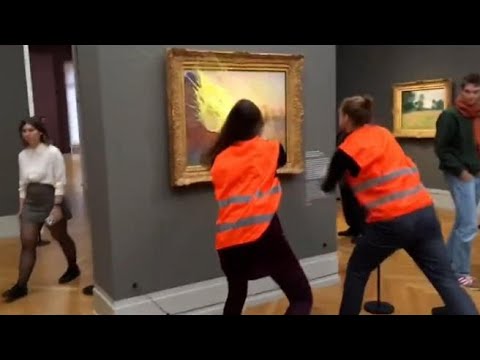 Pur&egrave; di patate contro un quadro di Monet: la nuova protesta degli ambientalisti