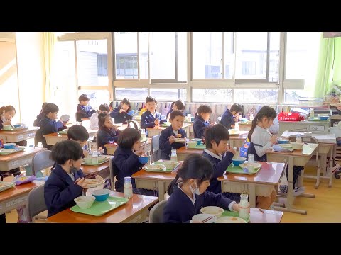 Amazing homemade school lunches in Japan! Real public elementary school life in Japan!