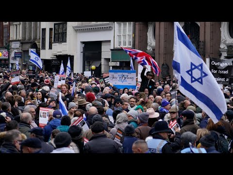 &lsquo;Extraordinary&rsquo; London rally against anti-Semitism in &lsquo;stark contrast&rsquo; to pro-Palestine protests