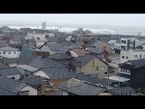 Japan tsunami waves after earthquake | Raw video