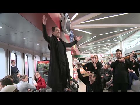 Johannes Dunz sings Rossini's 'Largo al factotum' at an airport | Pop-up Opera