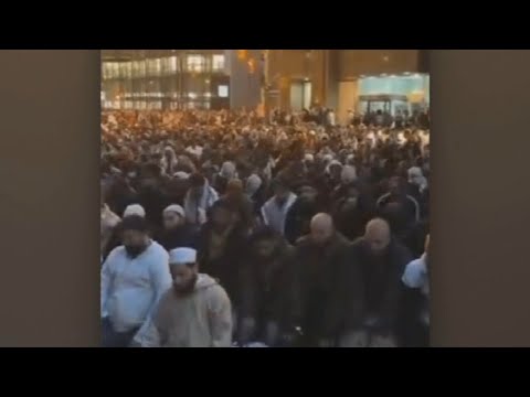 &lsquo;Very concerning&rsquo;: Hundreds of Muslims gather to pray on Toronto streets