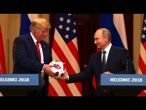 Quand Vladimir Poutine offre un ballon de foot &agrave; Donald Trump