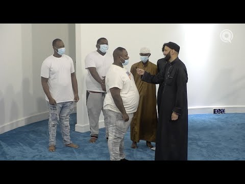 Group of brothers takes Shahada with Dr. Omar Suleiman