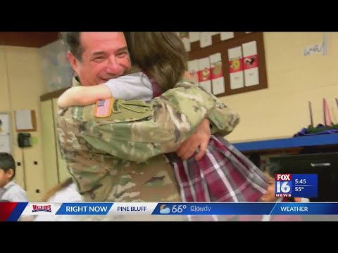 Arkansas Army dad surprises 7-year-old daughter after returning from Iraq