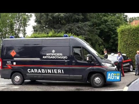 Gli artificieri arrivano a villa San Martino durante la camera ardente di Berlusconi