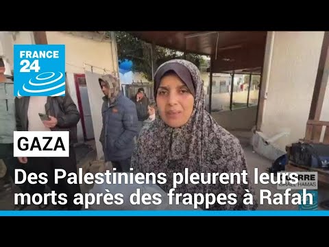 Des familles palestiniennes pleurent leurs morts apr&egrave;s des frappes isra&eacute;liennes &agrave; Rafah