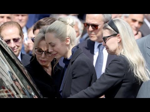 Il pianto a dirotto di Marta Fascina durante il funerale di Berlusconi