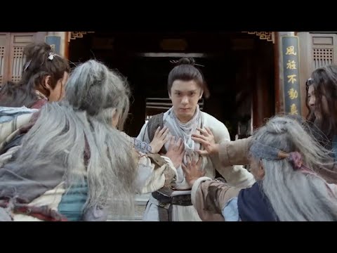 Martial Arts Film:Kung Fu boy is surrounded by the beggar gang, defeating them with one palm strike.