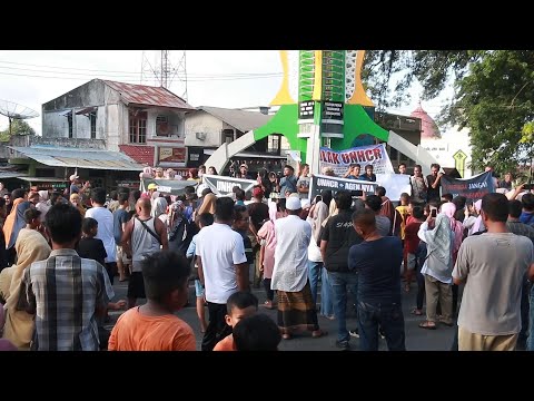 Hundreds of residents of Indonesian island protest growing arrivals of Rohingya refugees