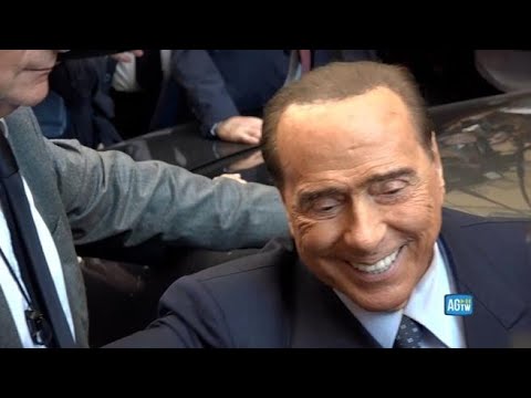 Berlusconi racconta una barzelletta: &amp;laquo;Io, Putin, Biden e il Papa su un aereo...&amp;raquo;