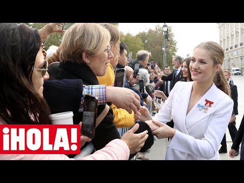 La Familia Real se salta el protocolo para saludar a todos los que aguardaban en el Palacio Real