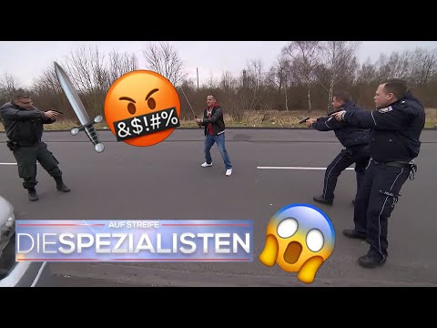 &quot;Ich drehe durch!&quot; 🤬🔪 Mann geht mit Samuraischwert auf Polizisten los 😱 ​| Die Spezialisten | SAT.1