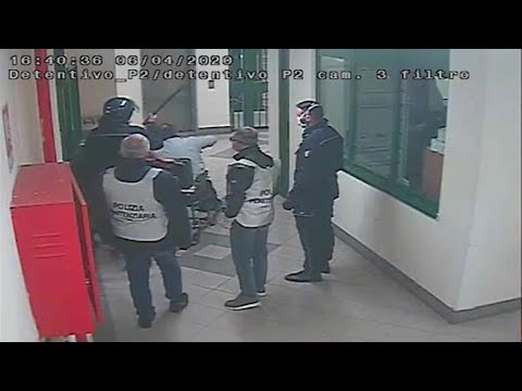 Santa Maria Capua Vetere, le manganellate  a un  detenuto in sedia a rotelle/I nuovi video 5